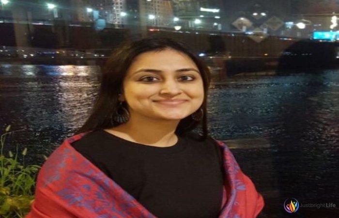 Where does Zainab Vora work_