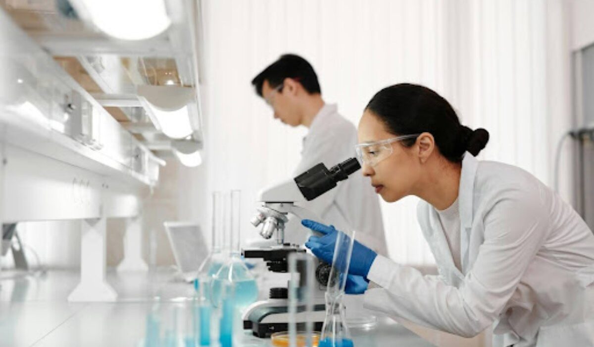 Illuminating the Invisible: The Art and Science of Fluorescent Microscopy